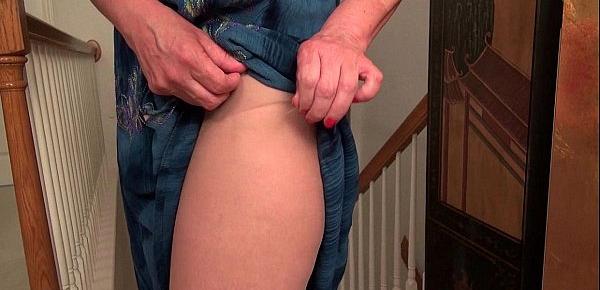  American milf Lani Lee peels off her nylon pantyhose